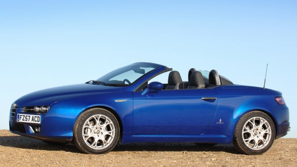 Ако искате спорт, но искате и красота, ето едно предложение от Alfa Romeo, на което никой естет няма да възрази. Базирана върху великолепната Brera, дело на Джуджаро, тази Spider е от 2008, с 2.4-литровия и доста надежден JTDM двигател, и с цена от 4650 лири, или 5450 евро. 
